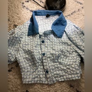 Super cute cropped button up collared tee shirt in gingham pattern!!